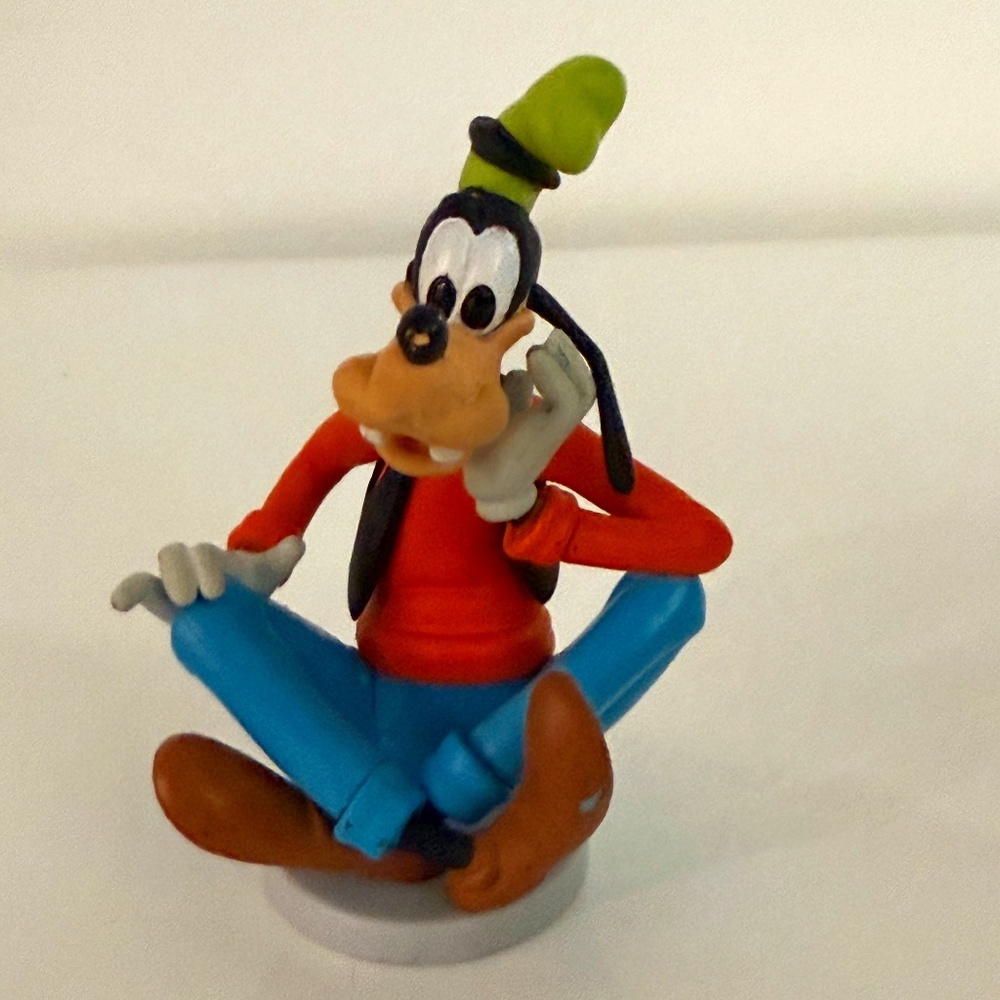 GOOFY sitting ~ Disney Mickey Mouse Friends ~ 3" PVC Cake topper figurine